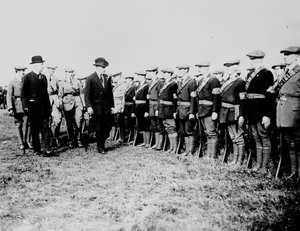 Edward Carson inspeccionando a los Voluntarios del Ulster durante la disputa irlandesa en 1914